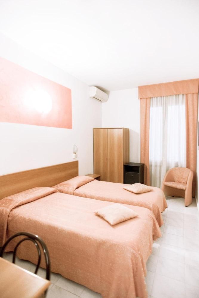 Hotel Europa Modena Esterno foto